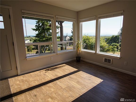 3rd image of 160 Fletcher Pl