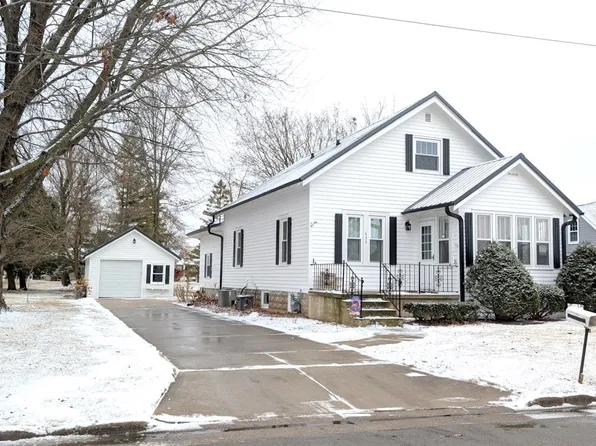 633 W Calumet St, Hilbert, WI 54129