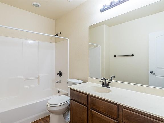 4th image of 302 W San Antonio St