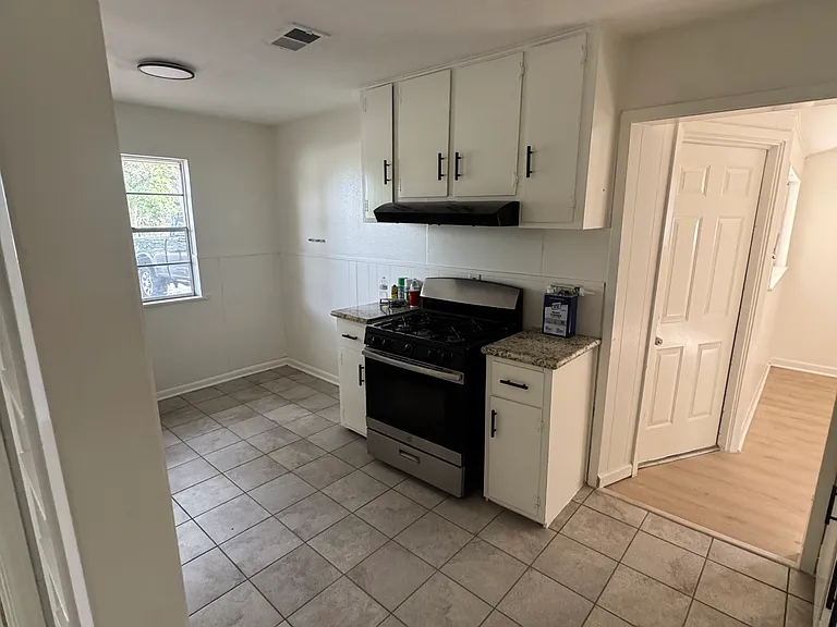 1114 Main St — Photo 2