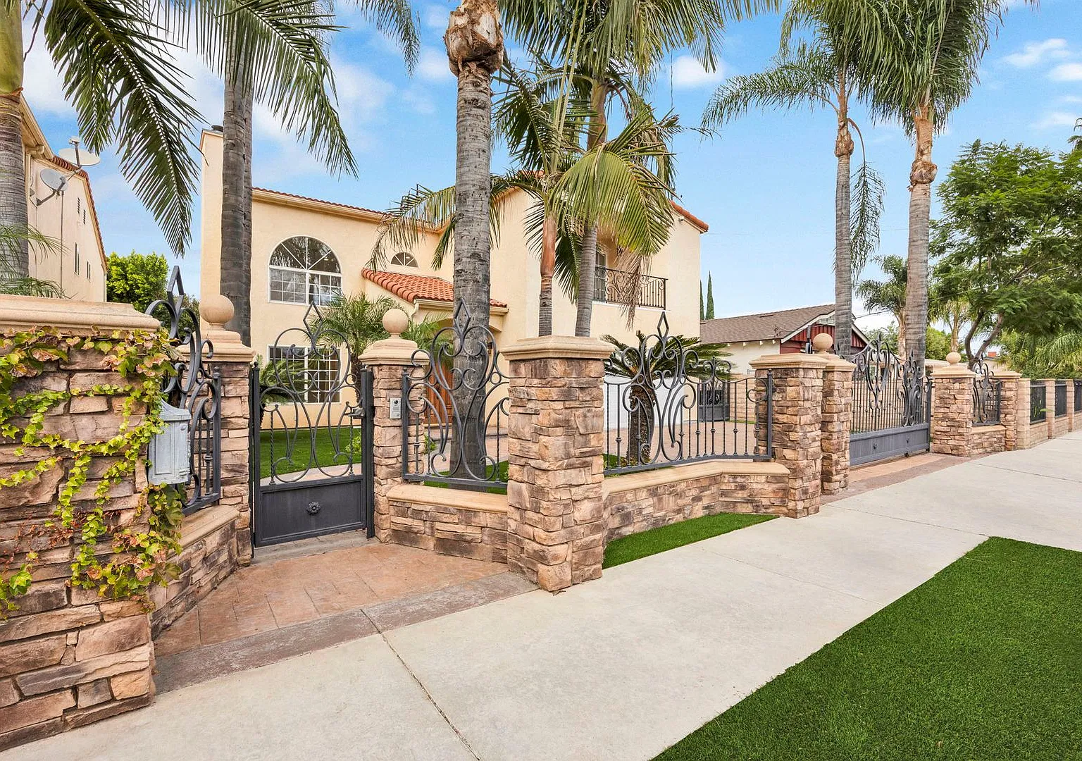Stunning 4-Bedroom Van Nuys Home with Private Balconies & Gated Entry — Photo 3