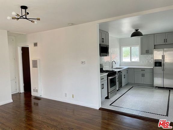 3rd image of 3360 1/2 Glenhurst Ave