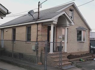 19 Thelma Ct, Freeport, NY 11520