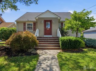 2 Oakwood Pl, North Brunswick, NJ 08902