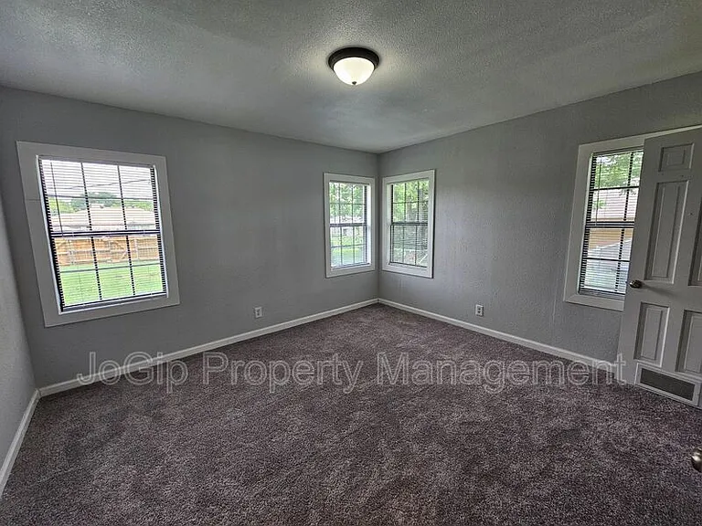 2023 E Illinois Ave — Photo 15