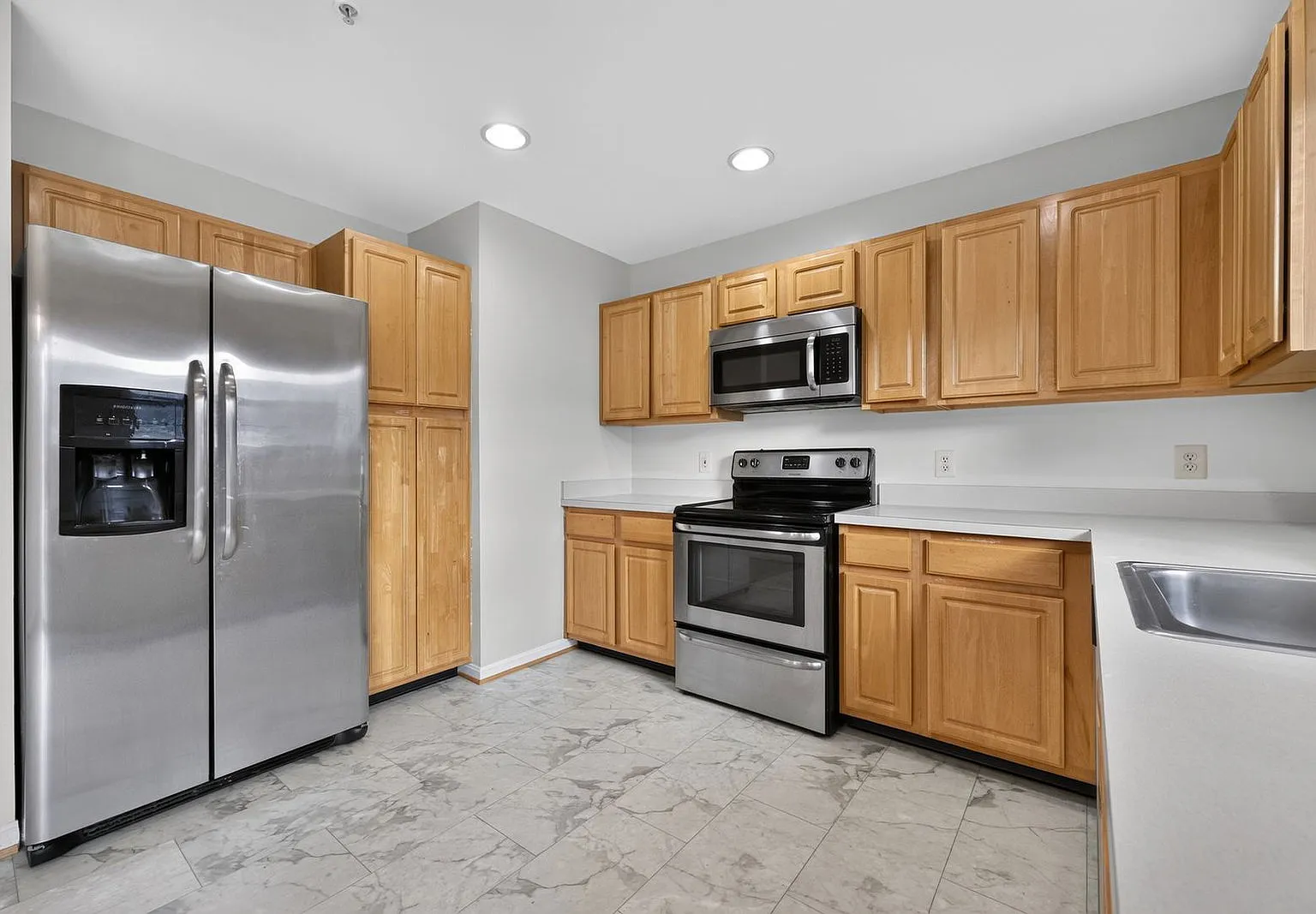 3 bed, 4.0 bath, 1360 sqft, $2,600 — Photo 4