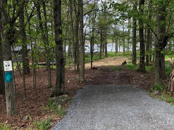 16 Fern Ln, Gouldsboro, PA 18424