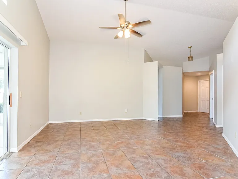 704 Sand Ridge Dr — Photo 3