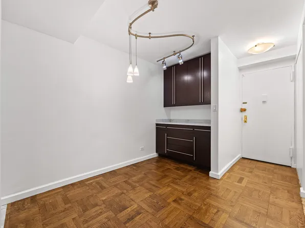 310 Lexington Avenue image 22 of 25