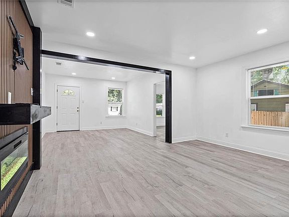 5th image of 958 Cloverdale Dr