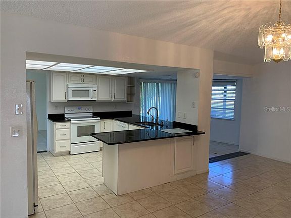 4th image of 961 Kent Ln