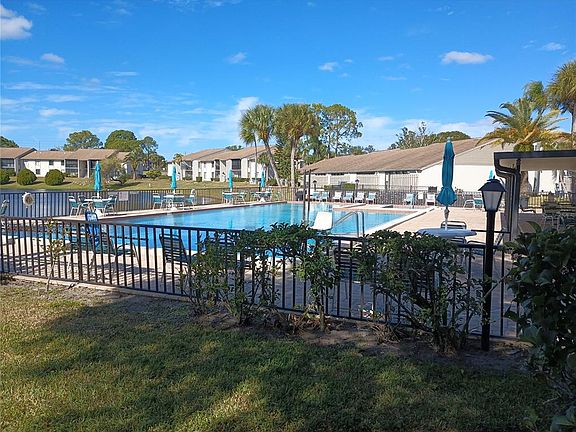 4th image of 1737 Pine Ridge Way W #A