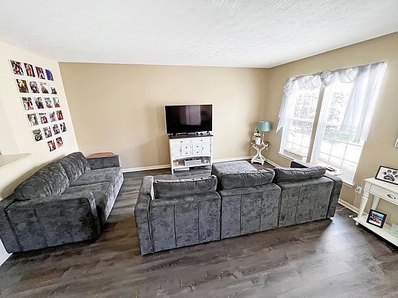 3rd image of 909 Tanglewood Dr