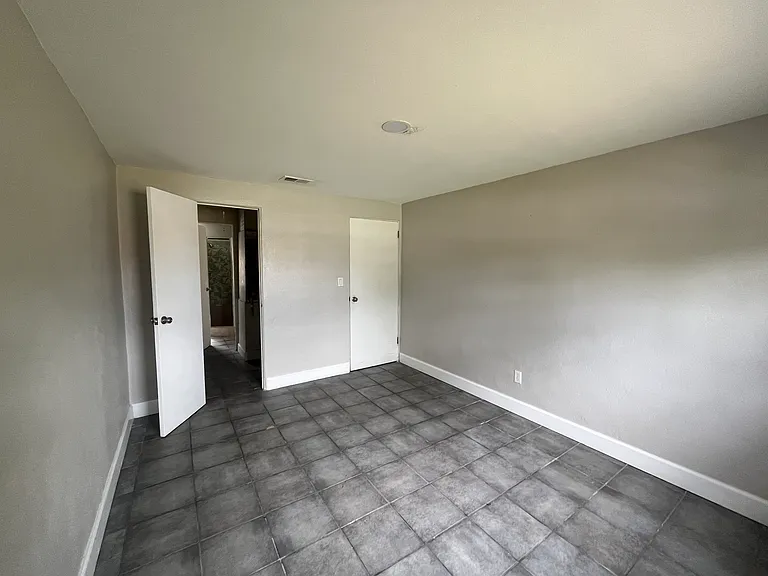 2615 S Laurel Ave — Photo 8