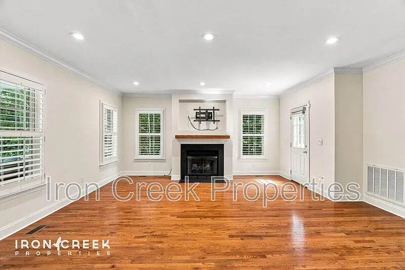 3 bed, 2.5 bath, 2143 sqft, $3,150 — Photo 4