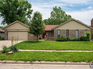 1806 SW Arrowhead Rd, Topeka, KS 66604