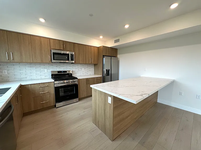 941 N Martel Ave #102 — Photo 28