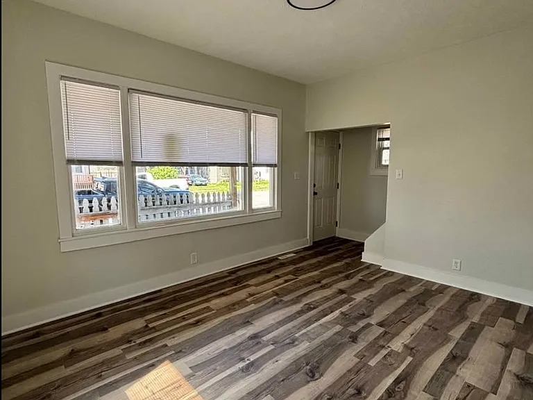 422 N Nye Ave — Photo 3