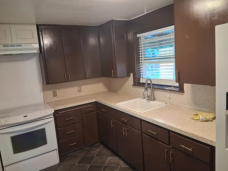 2425 SW Barton St — Photo 4