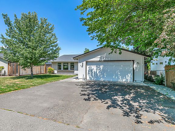 2nd image of 820 Garfield St