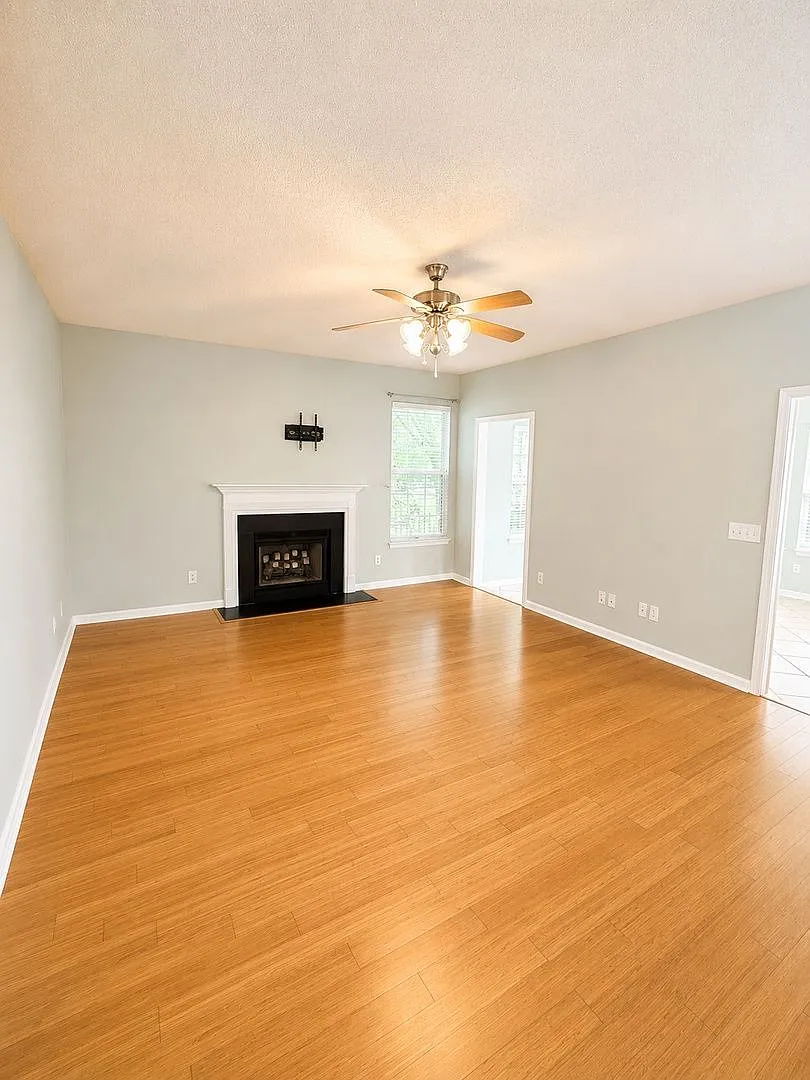 4 bed, 2.5 bath, 2310 sqft, $3,995 — Photo 3