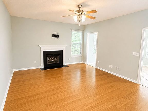 3rd image of 1525 Clarendon Way