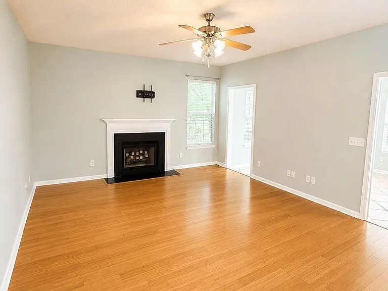 1525 Clarendon Way — Photo 3