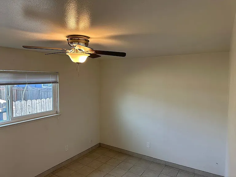589 Johnston St — Photo 11