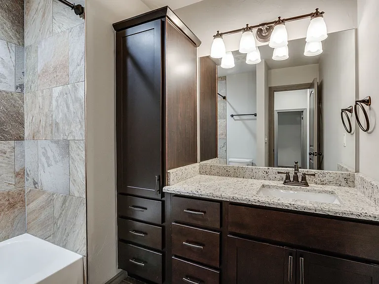 6133 Oxnard St — Photo 34