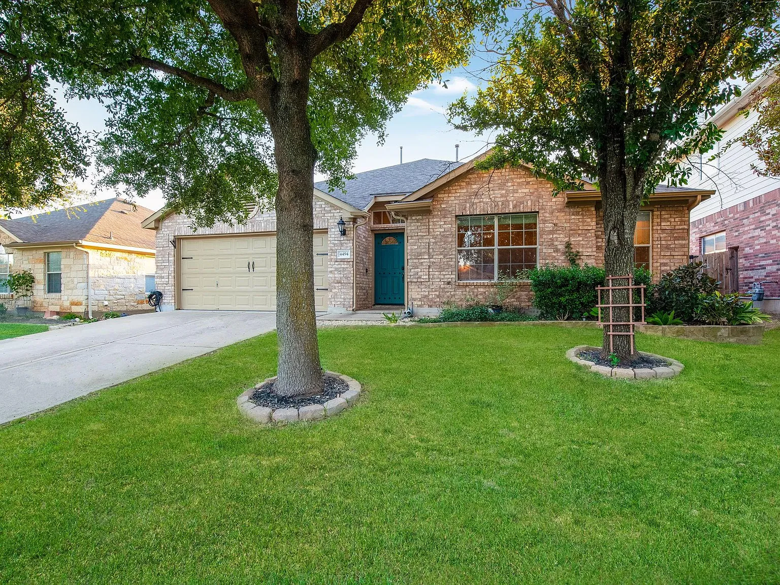 3 bed, 2.0 bath, 1885 sqft, $2,275 — Photo 3