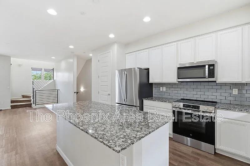 3 bed, 3.5 bath, 1558 sqft, $2,700 — Photo 3