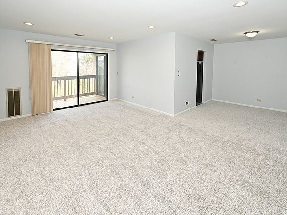 3rd image of 928 Surrey Dr APT 2A