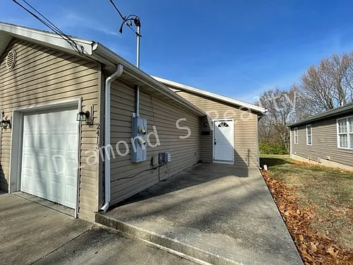 2415 W High St Photo 1