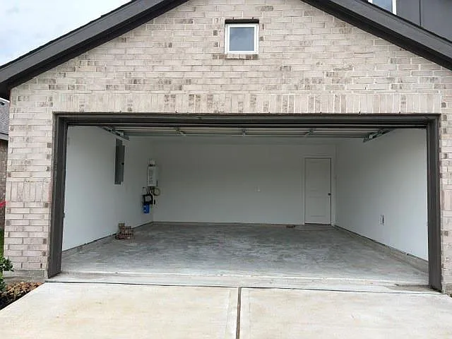 3 bed, 2.0 bath, 1876 sqft, $2,075 — Photo 2