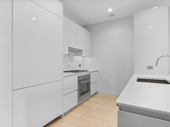 4th image of 135 Seaport Blvd #1807