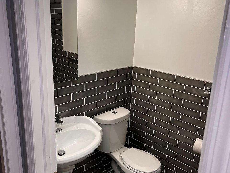 Bathroom (master bedroom)