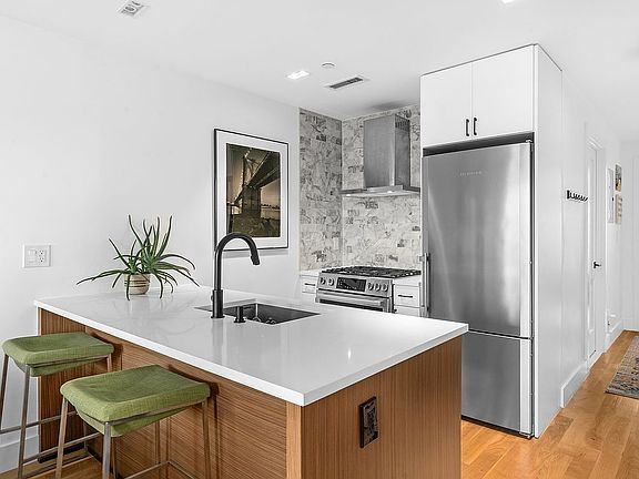 4th image of 529 Park Pl #402
