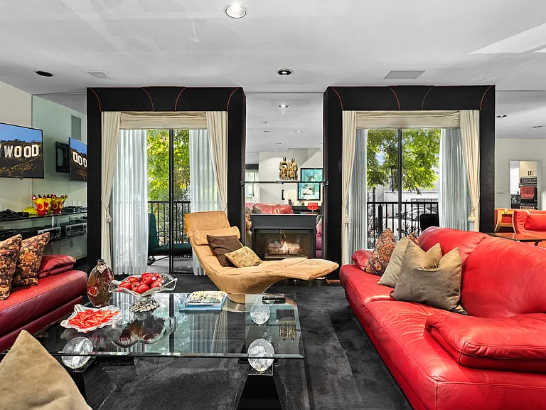 W Knoll Dr — Photo 2