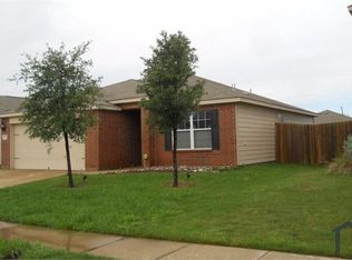 10040 Iron Ridge Dr, Fort Worth, TX 76140