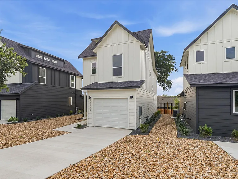 2212 Yellow Jacket Ln #1 — Photo 2