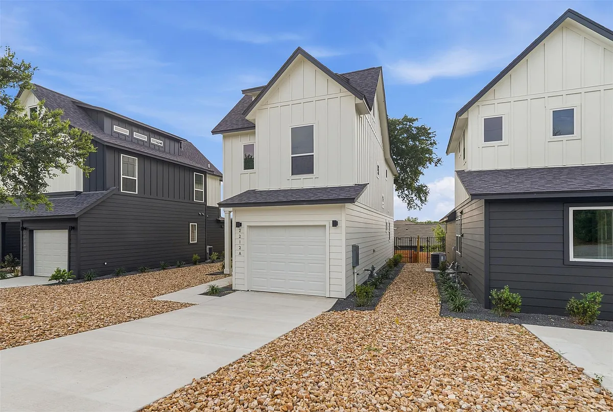 Building Photo - 2212 Yellow Jacket Ln #1
