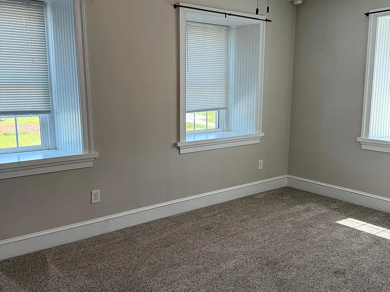 4056 E Newport Rd — Photo 9