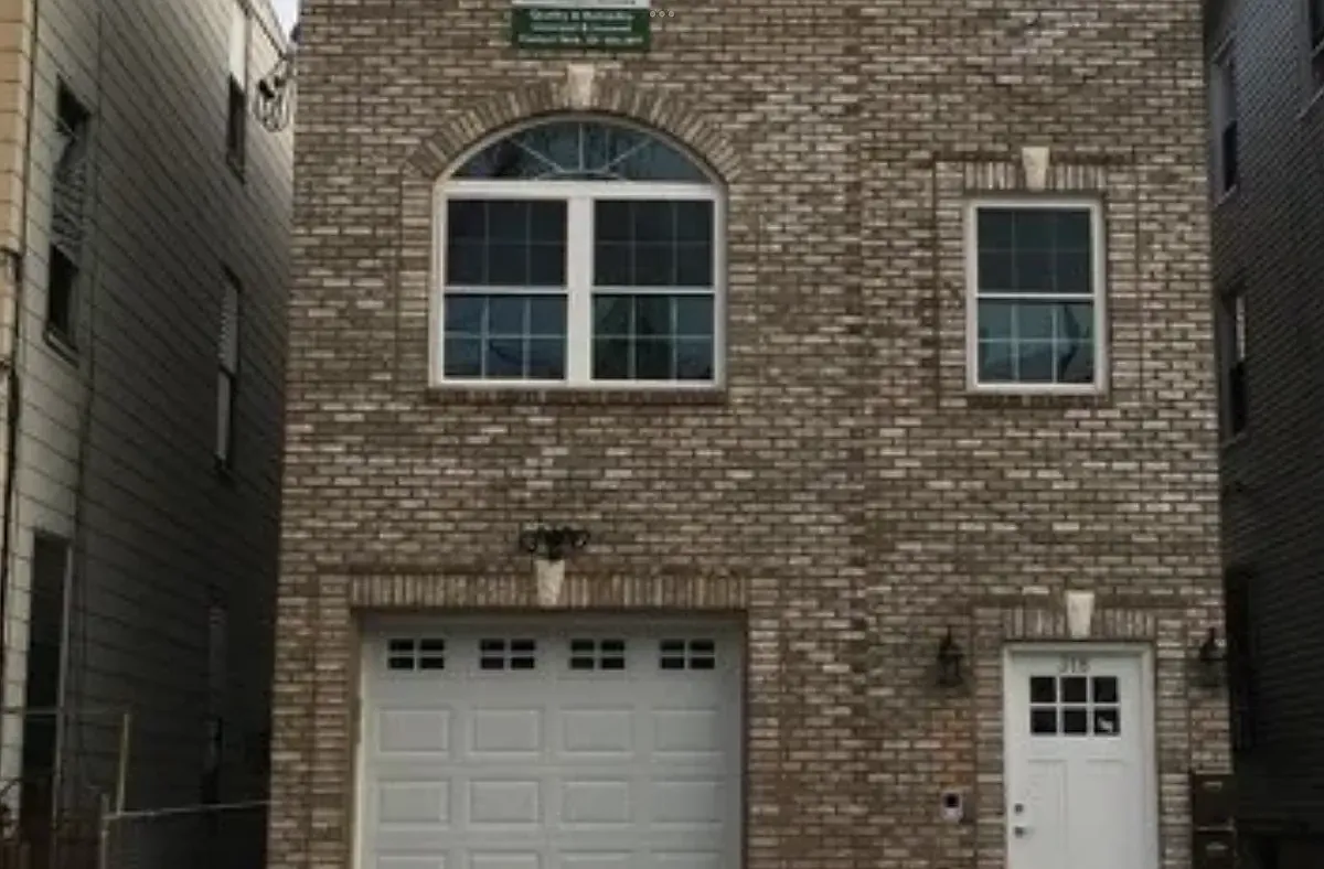4 bed, 1400 sqft, $2,999 — Photo 1