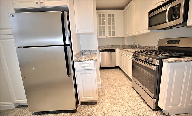 Rented by Manhattan Realty Group | media 8