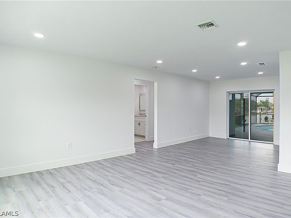 4th image of 1422 SE 23rd Pl