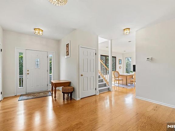 3rd image of 594 Glasmere Rd