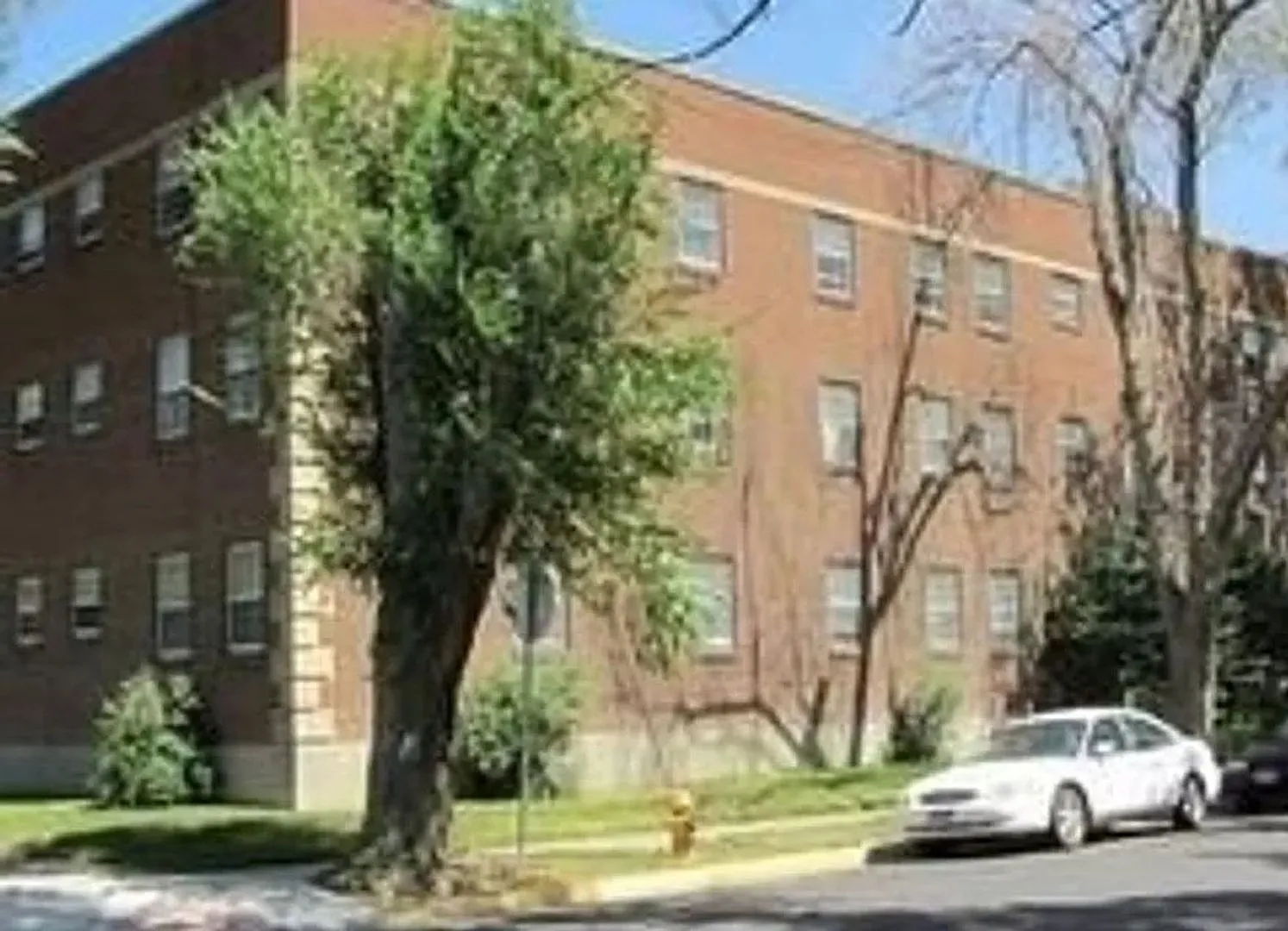 446 W Whitman — Photo 1