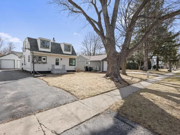 809 North Oakwood AVENUE, Oconomowoc, WI 53066