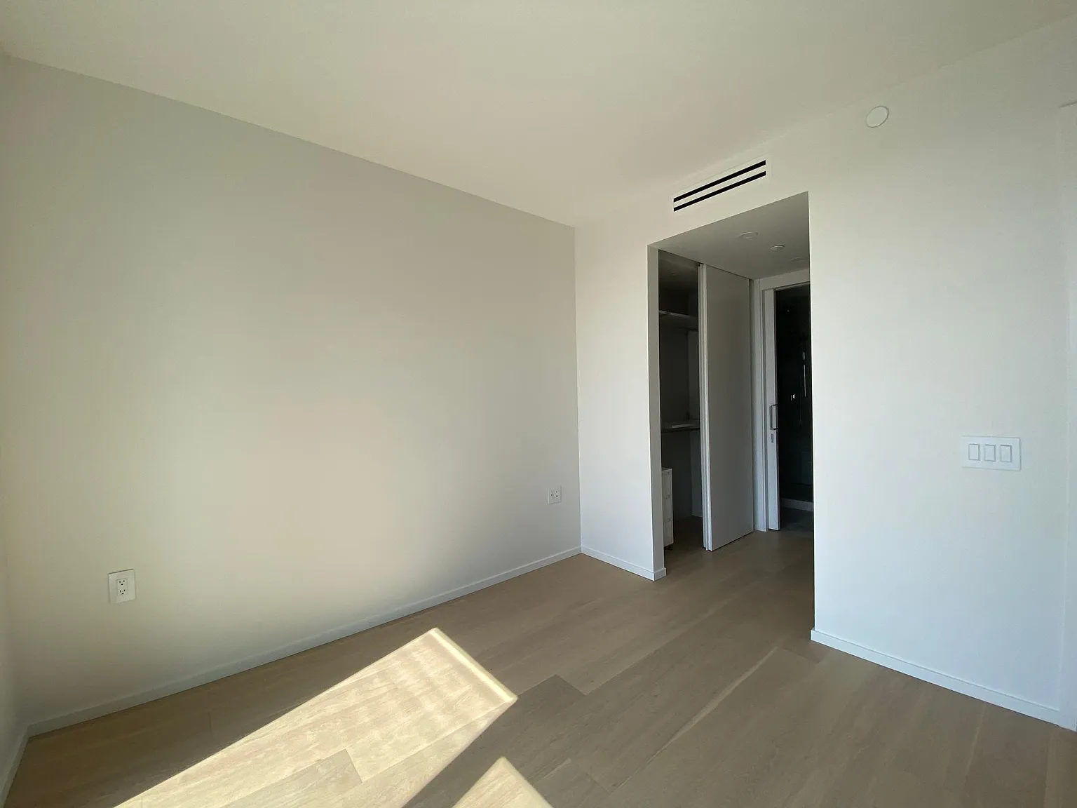 2 bed, 884 sqft, $4,200 — Photo 3