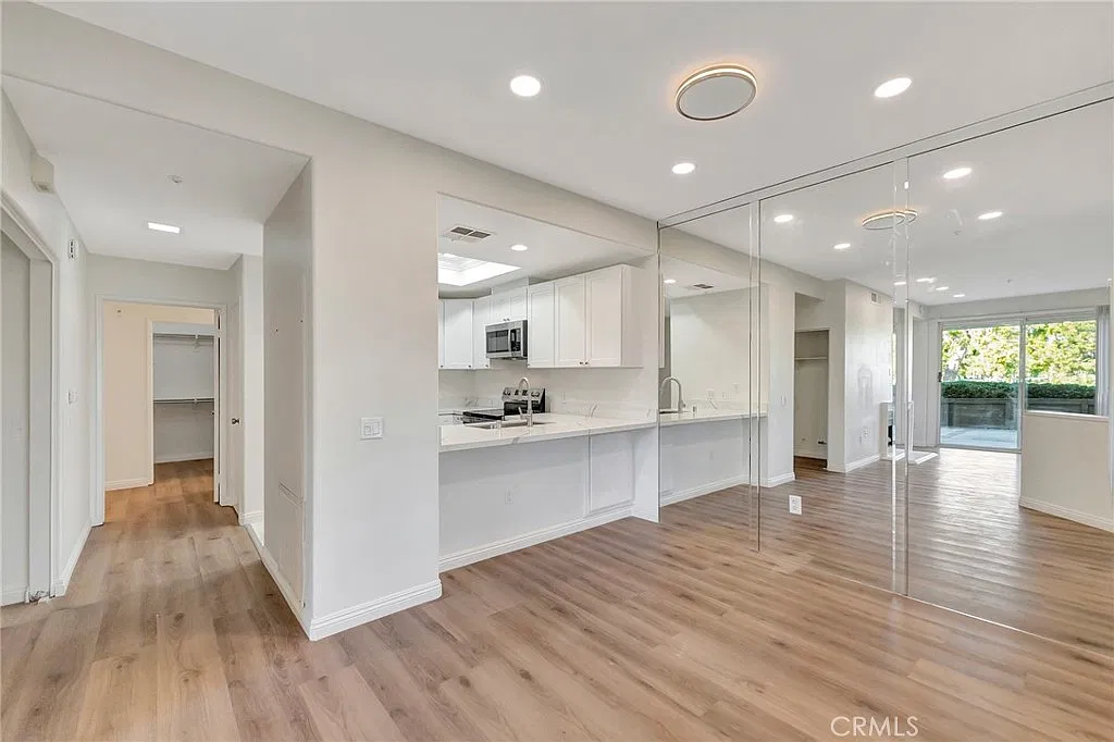 2 bed, 1100 sqft, $3,600 — Photo 4